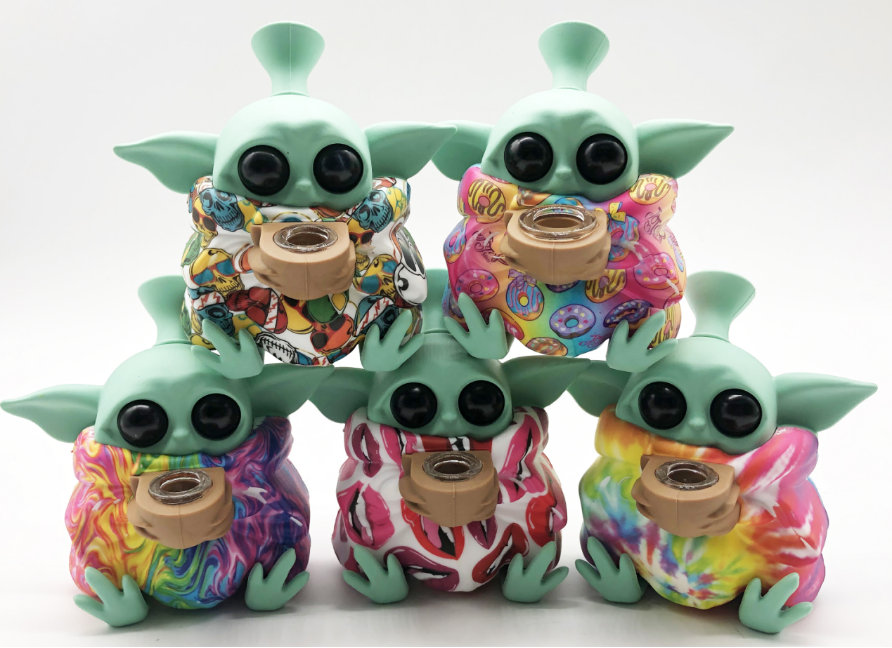 DPSP055 4.6inch  Silicone Weed Pipes Baby Yoda with clothes